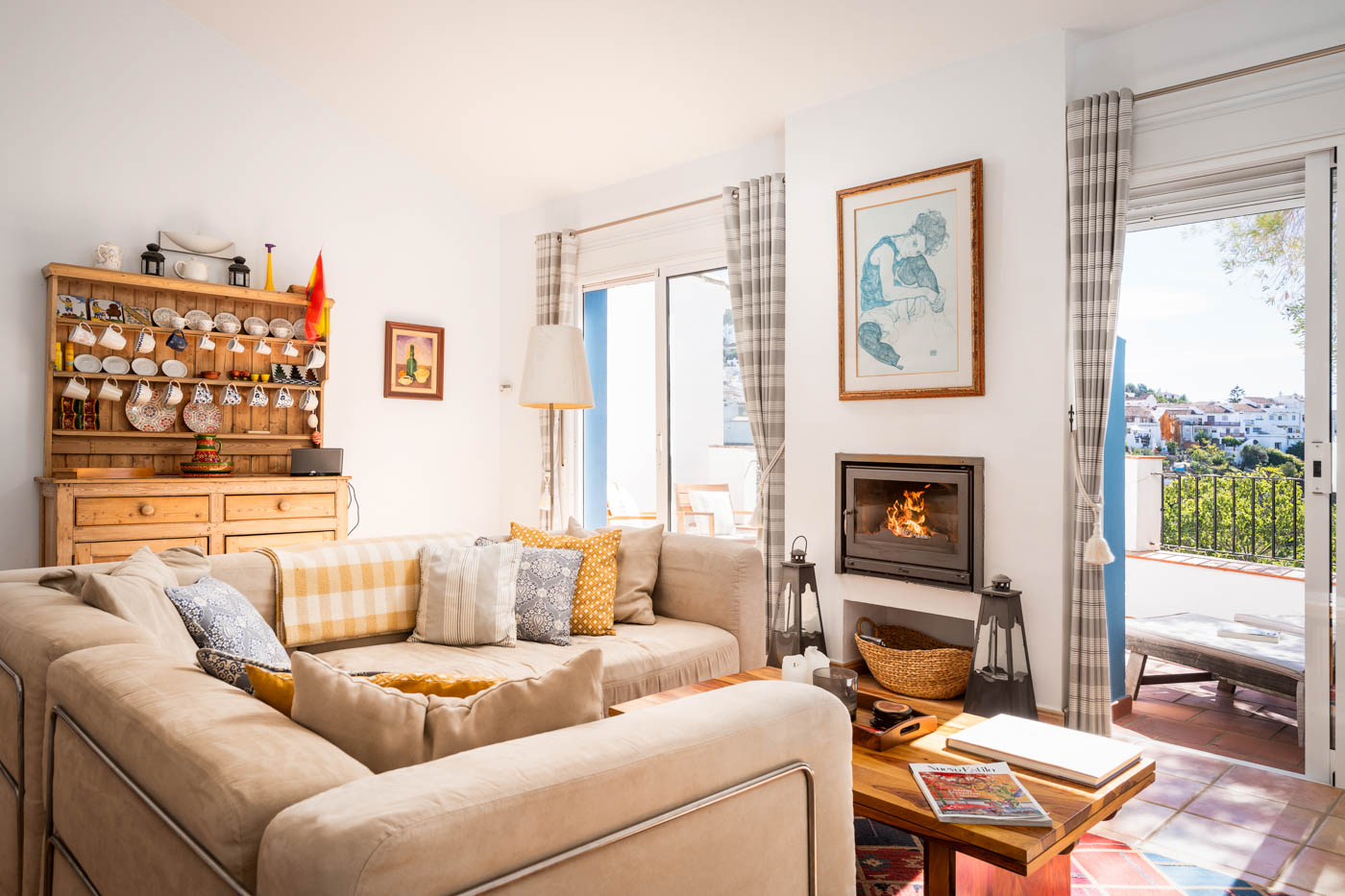 Living area con chimenea, terraza y vistas