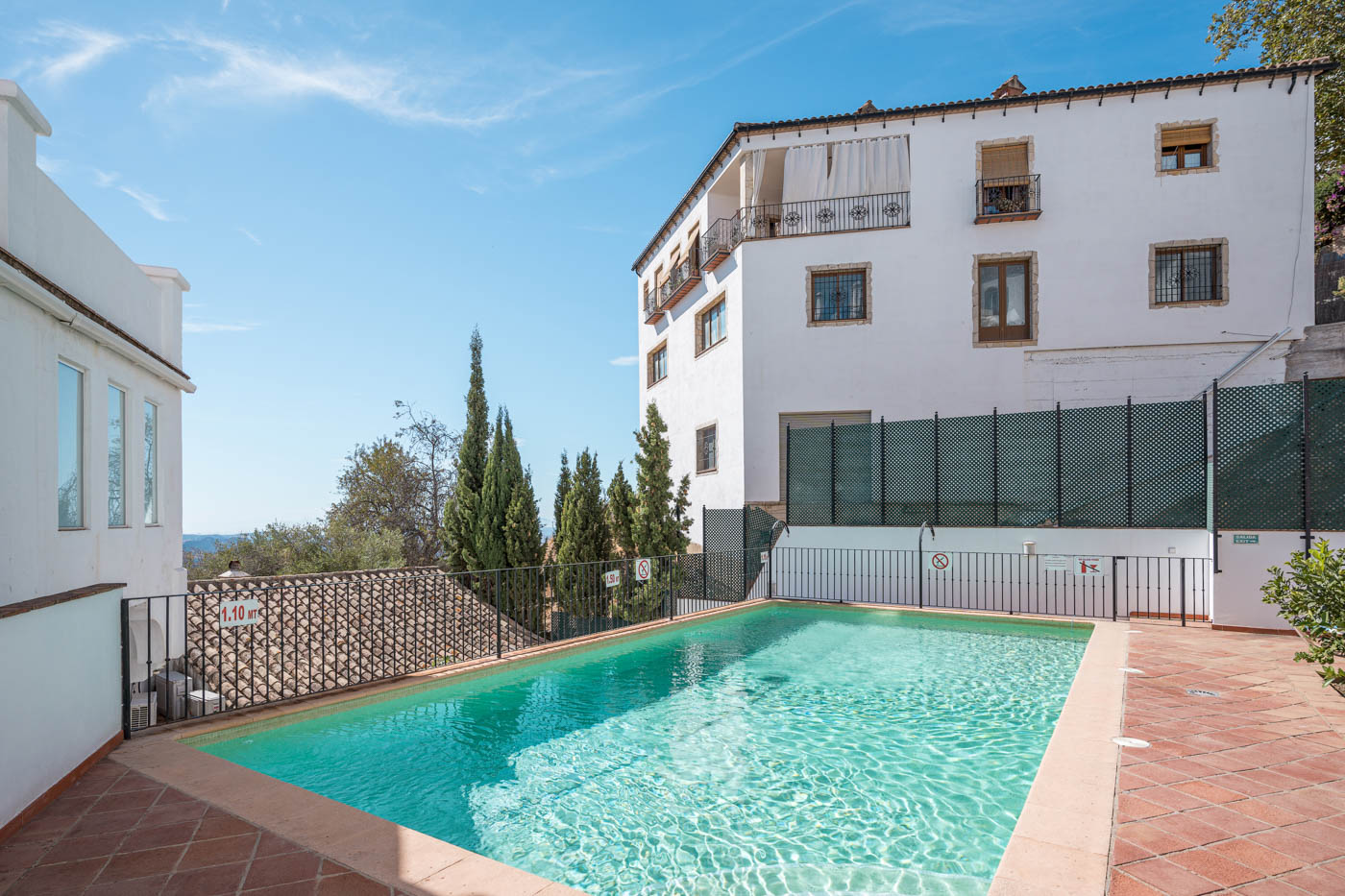 Zona de piscina y otros apartamentos en nivel superior