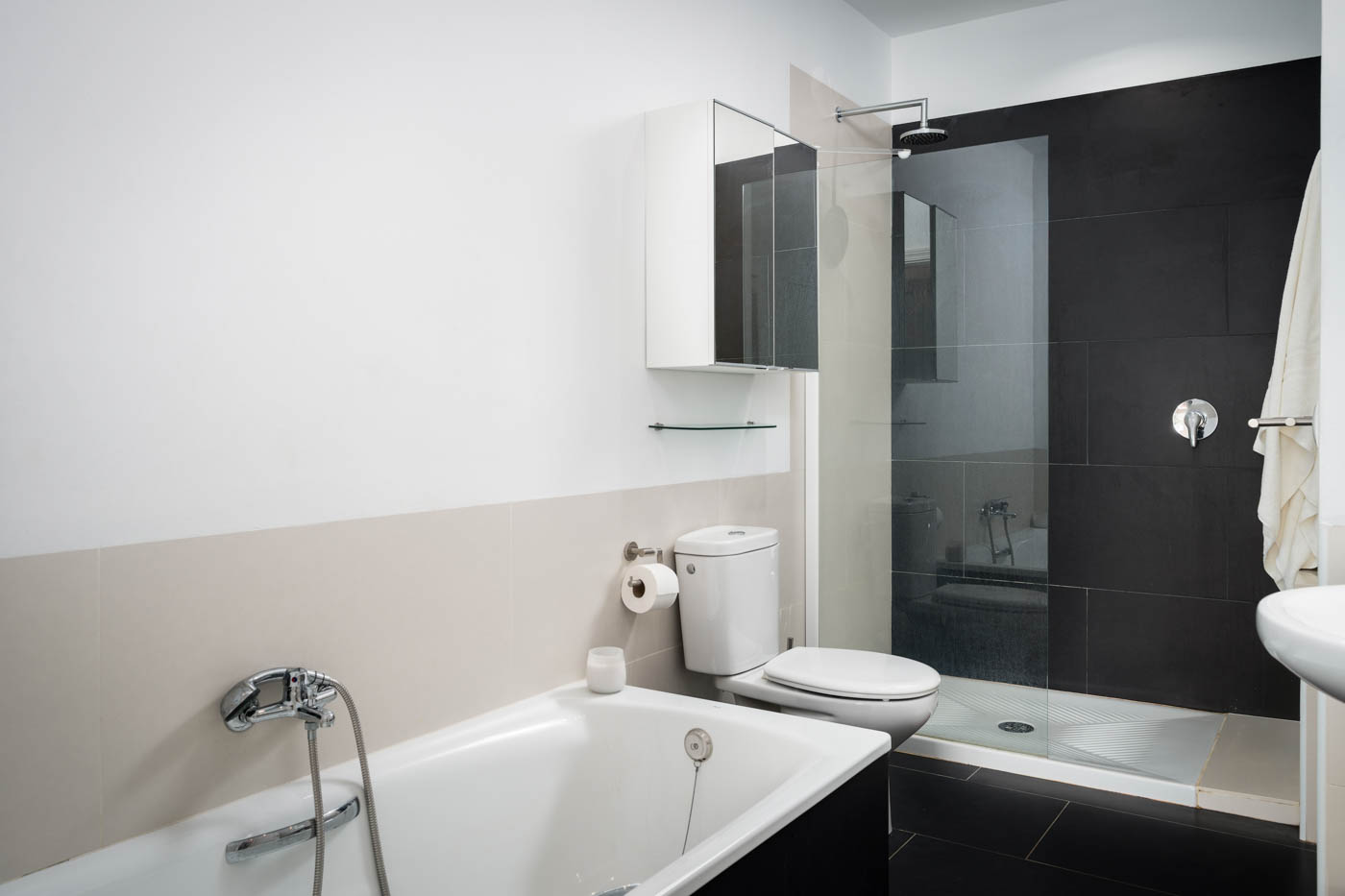 Baño en suite con ducha y bañera