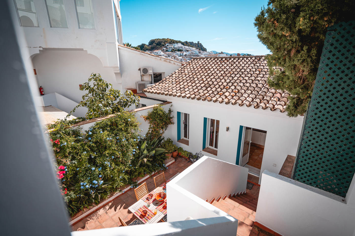 Escaleras privadas que bajan a tu apartamento desde piscina