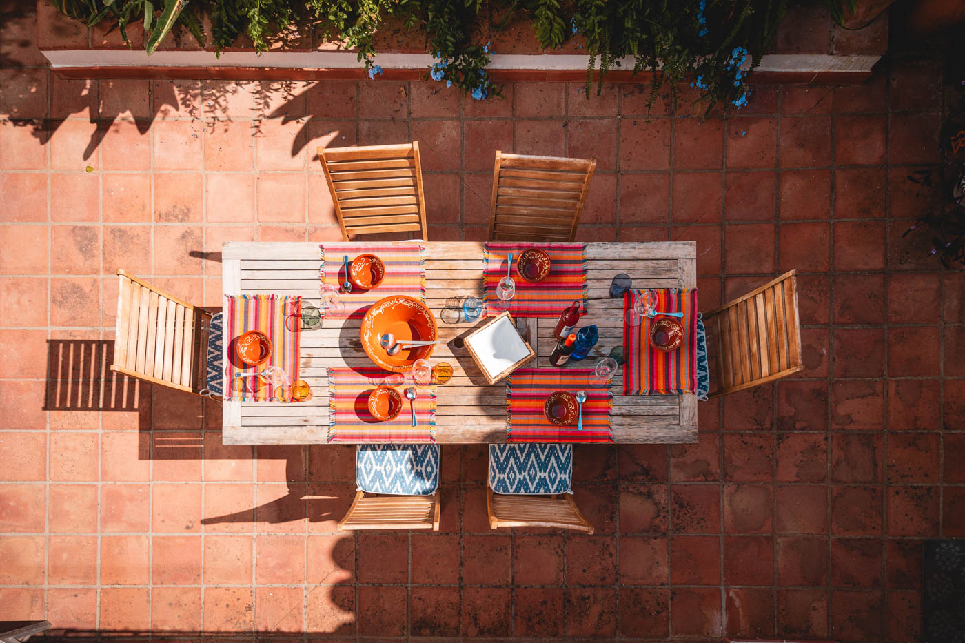 El patio visto desde las escaleras que te llevan a zona piscina