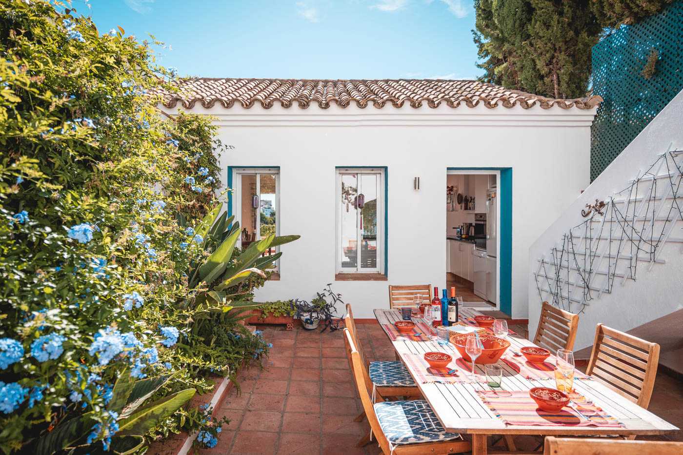El patio amueblado con acceso a cocina y escaleras a piscina