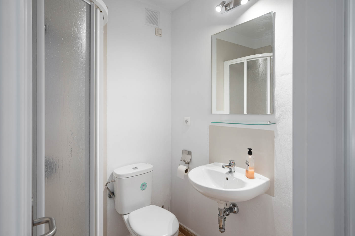 Hay un baño también en la planta baja