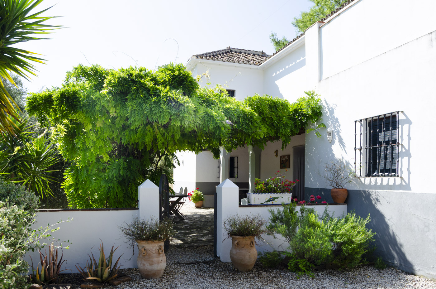 Entrada a tu casa rural a través de patio tradicional