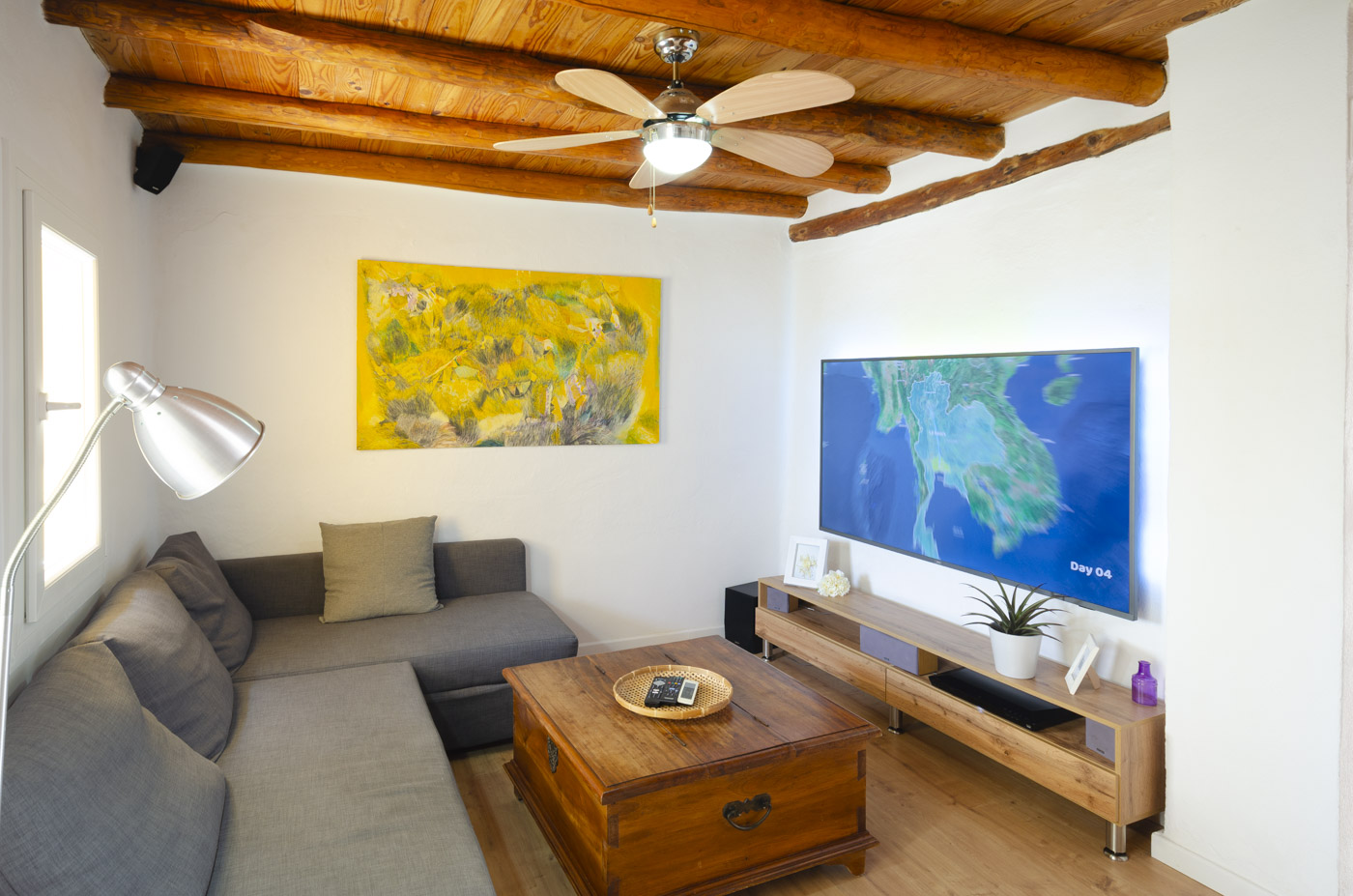 Smart TV grande con sofá cómodo