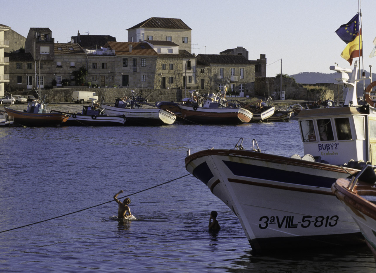 Niños jugando en el puerto de Cambados