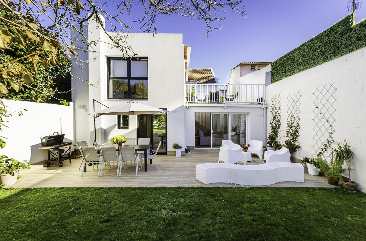 Jardín y terrazas amuebladas