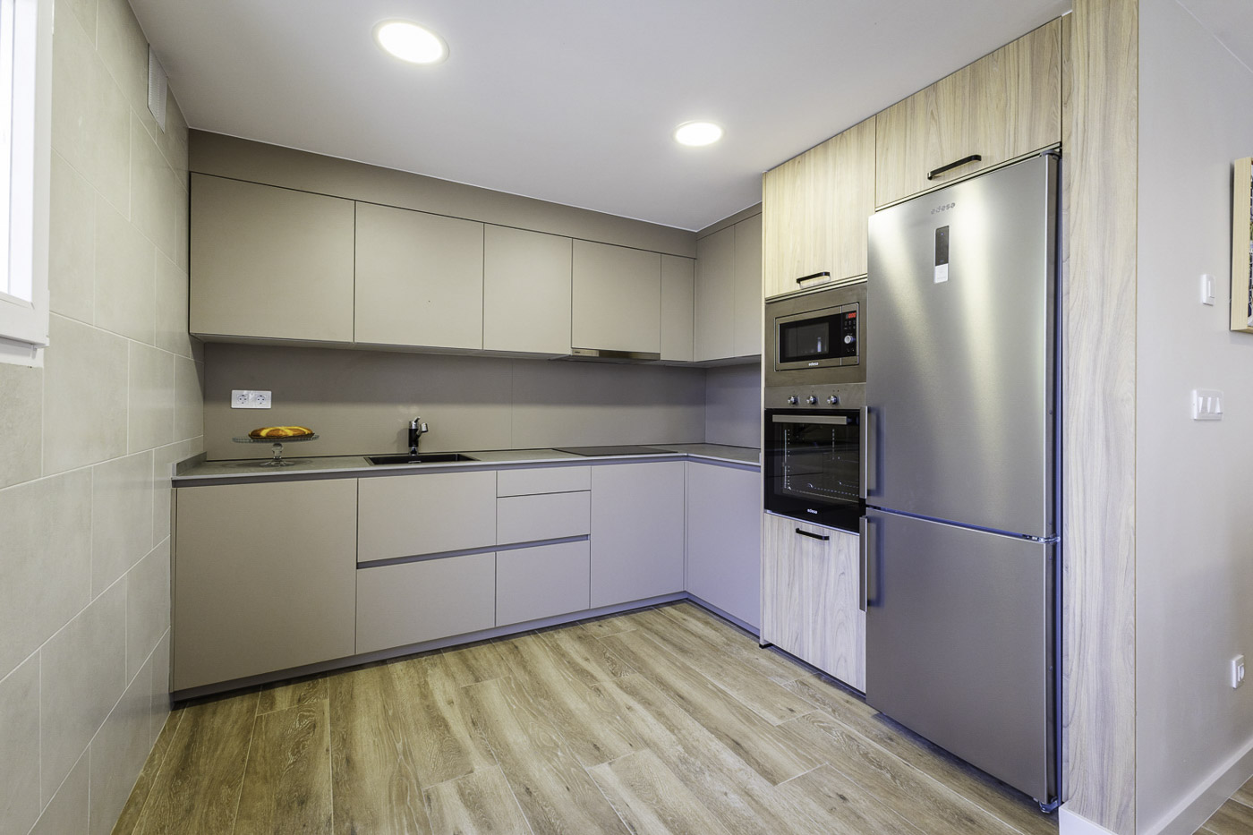 Una cocina ordenada y moderna