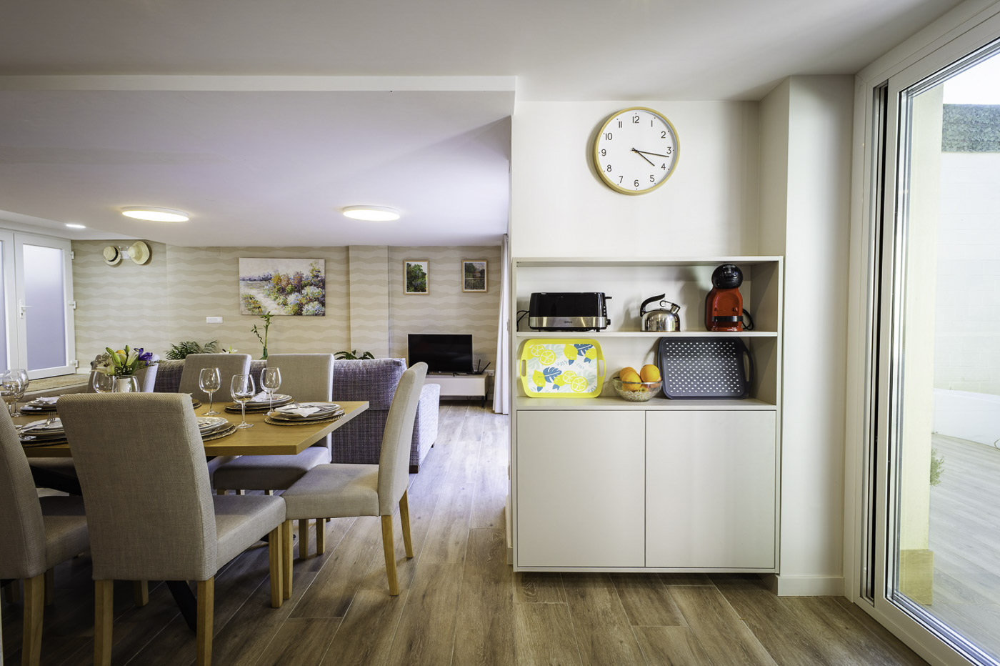 Acceso fácil desde cocina a terraza amueblada