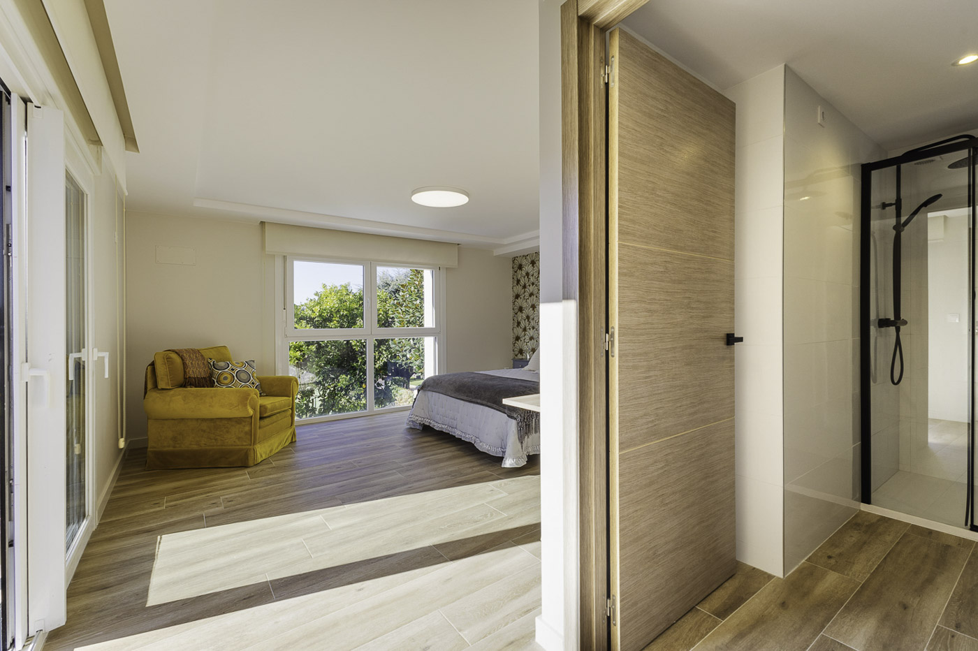 Habitación principal con baño y terraza privada