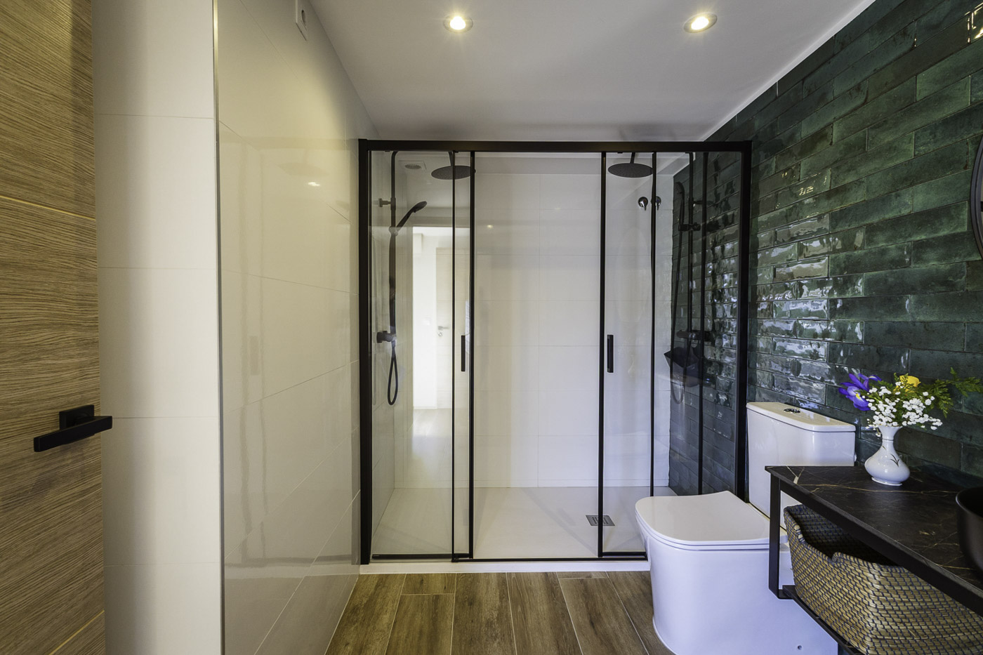 Baño del dormitorio principal con ducha doble