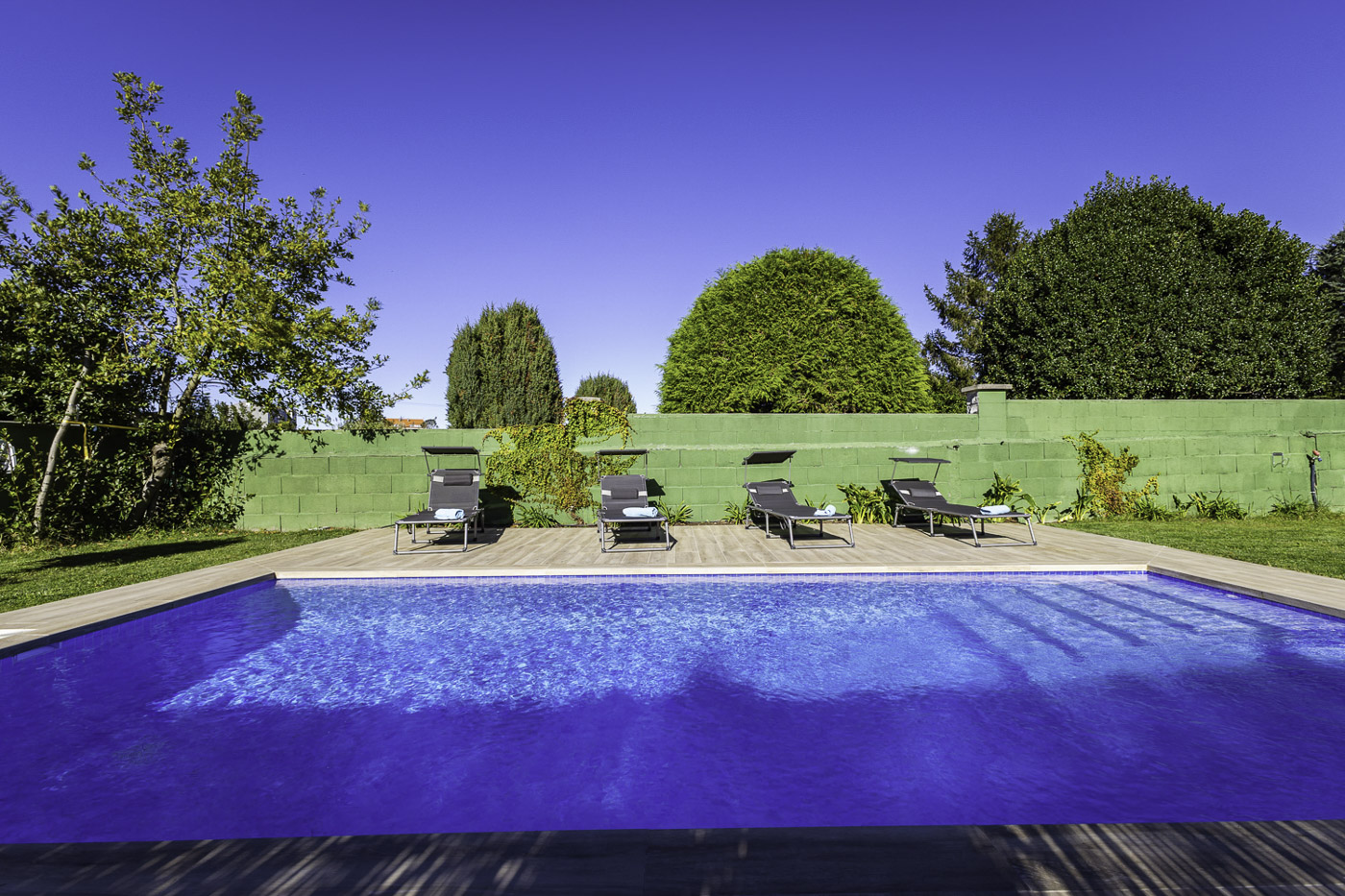 Preciosa piscina con escalones