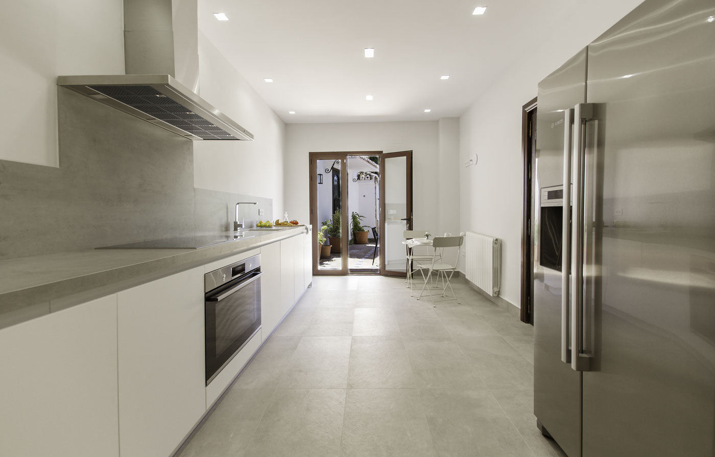 Cocina con frigorífico americano y salida a terraza