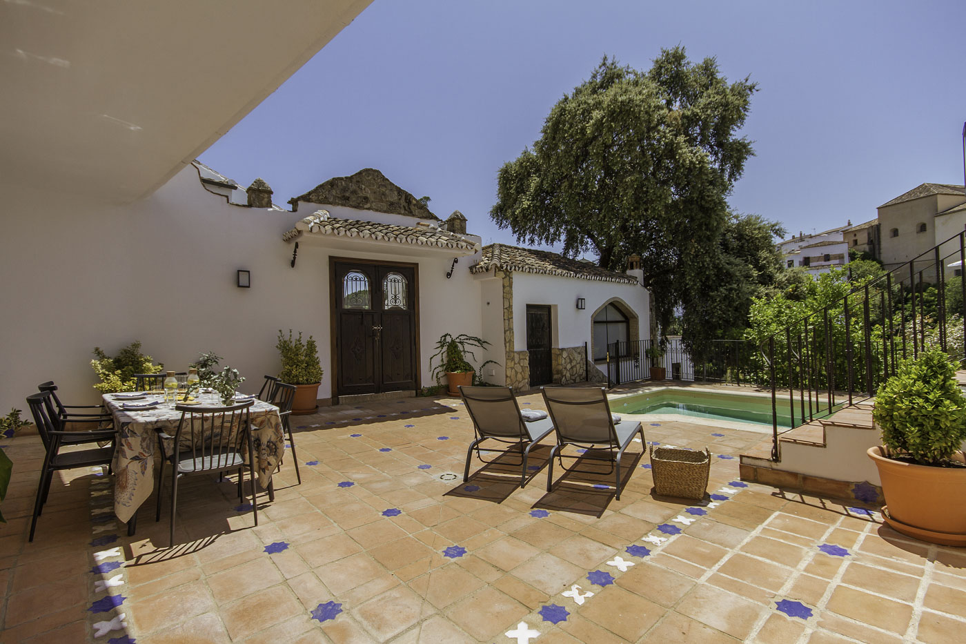 Terraza de planta baja con zona de piscina