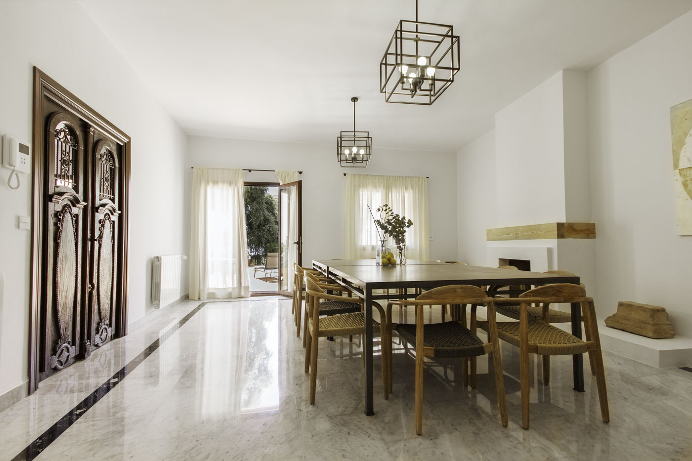 Comedor con salida a terraza y zona de piscina