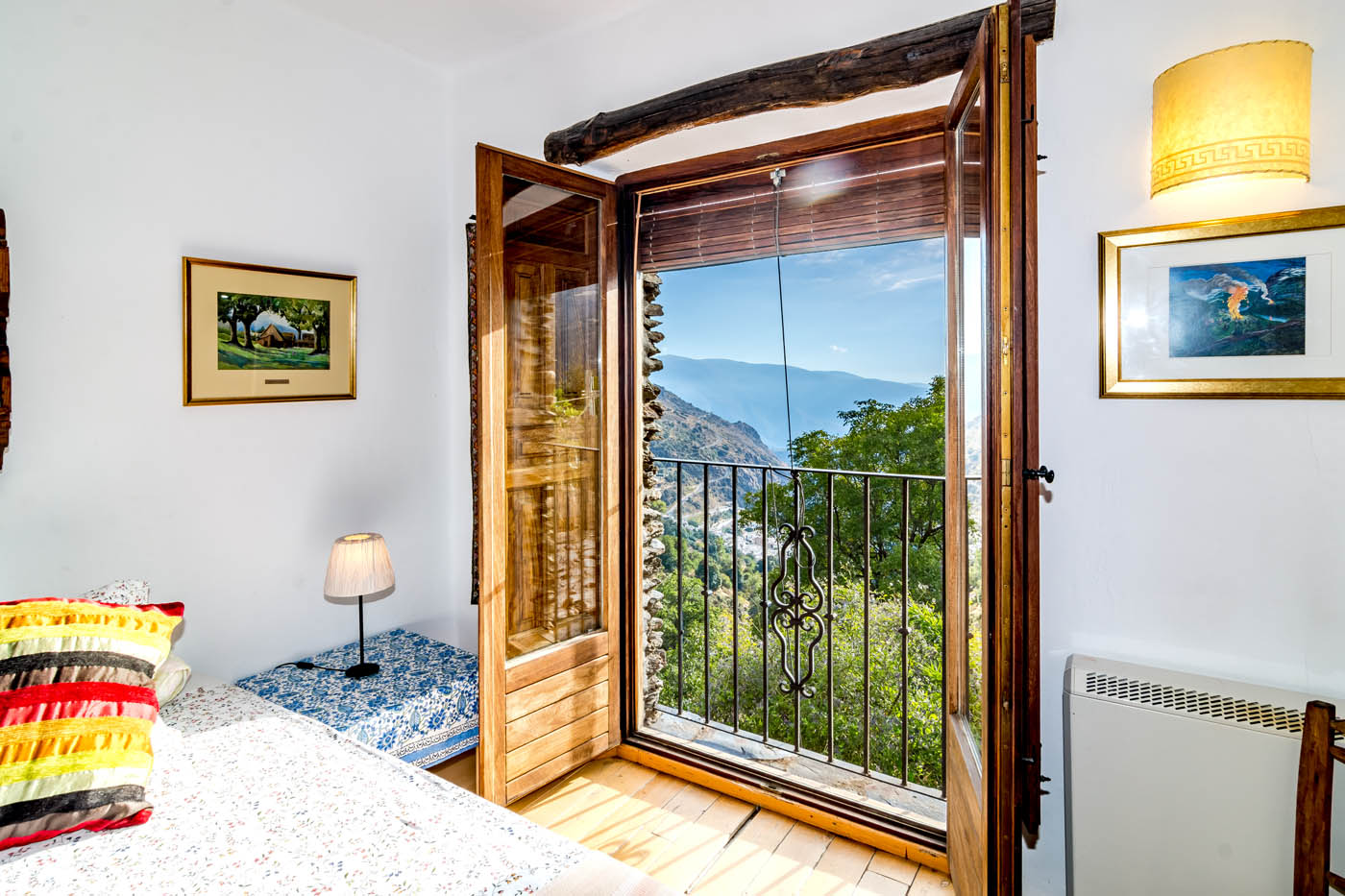 Habitación con dos camas y balcón