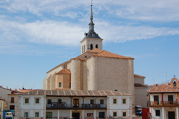 La plaza y la iglesia de Colmenar de Oreja están a 5 minutos a pie