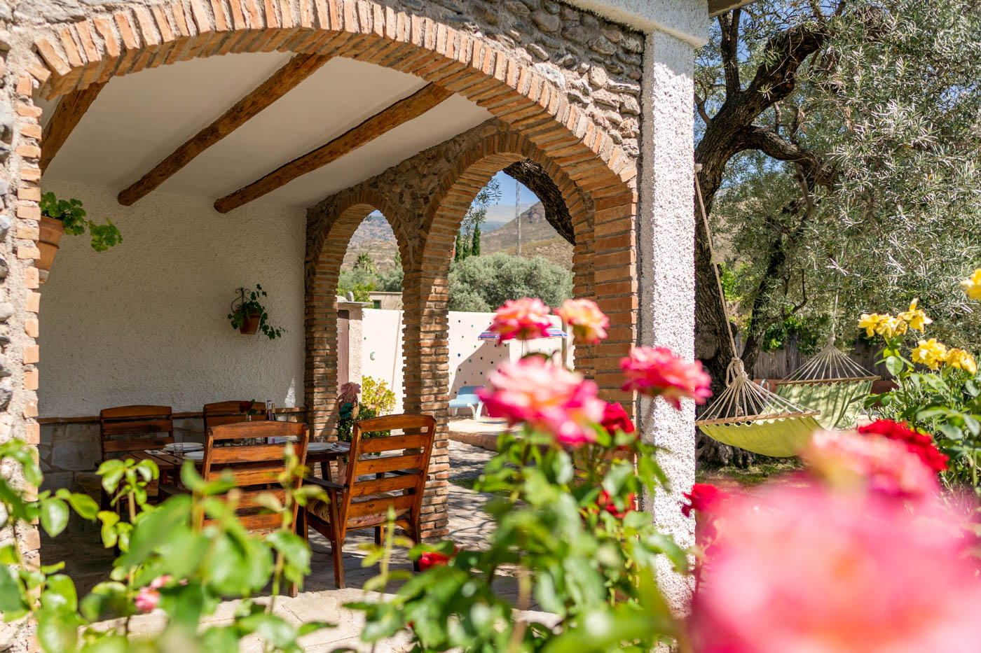 Porche amueblado para comer al exterior