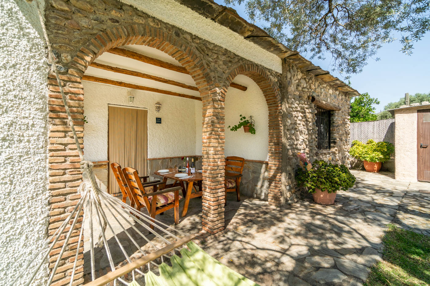 Entrada a casa por el porche