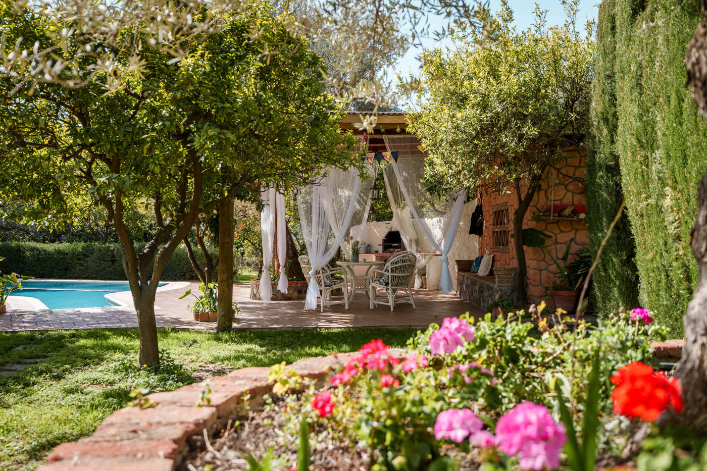 Porche, piscina y jardines