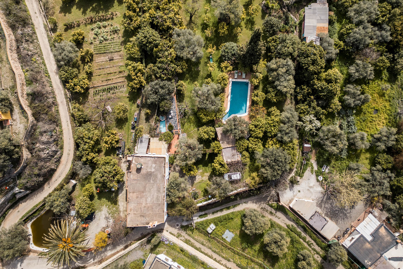 Villa y jardines vistos desde dron