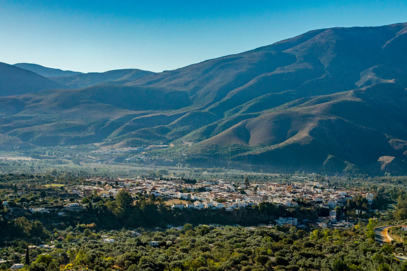Orgiva, capital de la comarca está a  menos de 10 min. andando