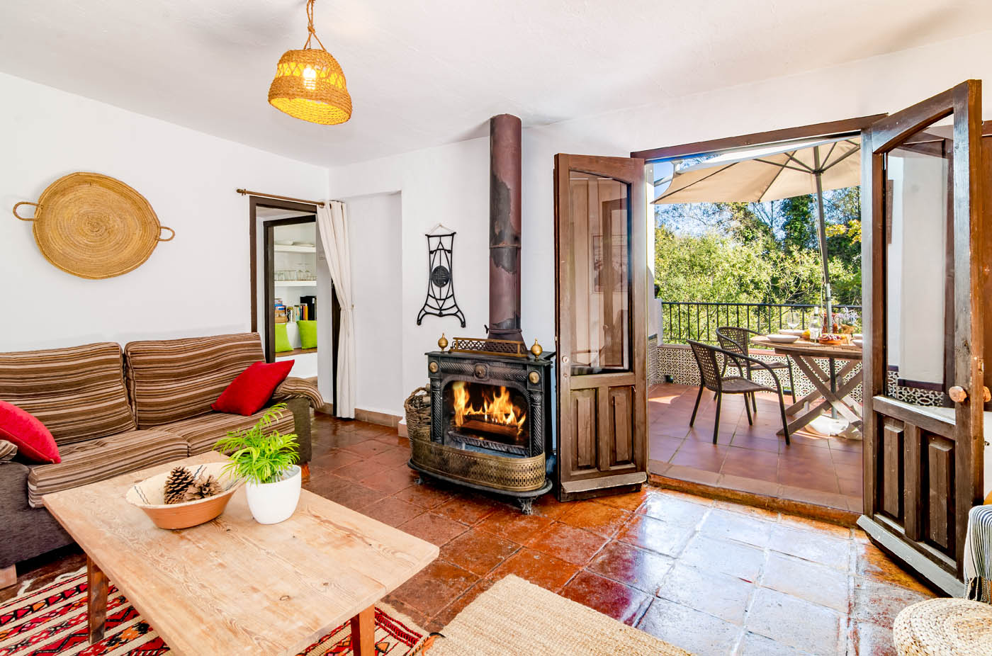 Sala de estar abierta a la terraza