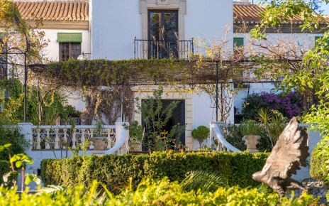 Entrada principal vista desde los jardines frontales