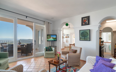 Salón con puertas que se abren a la terraza