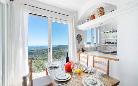 Mesa junto a la cocina mirando al hermoso campo