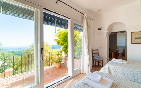 Habitación con dos camas y vistas