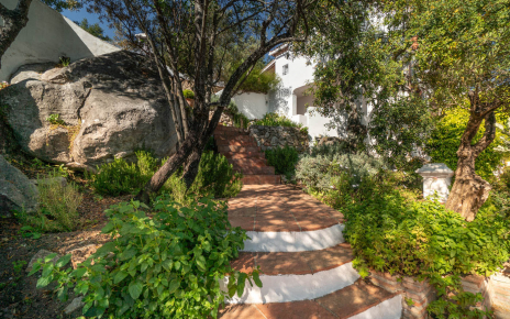 Terrazas y zona de piscina a pocos pasos de la propiedad