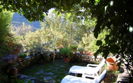 Terraza inferior al frente a la casa