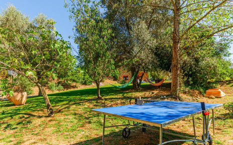 Mesa de ping pong junto al parking