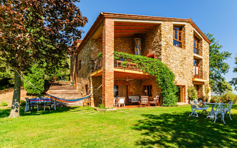 Bonitos jardines alrededor de la casa