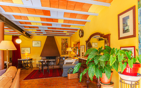 La puerta principal da acceso a la gran sala de estar