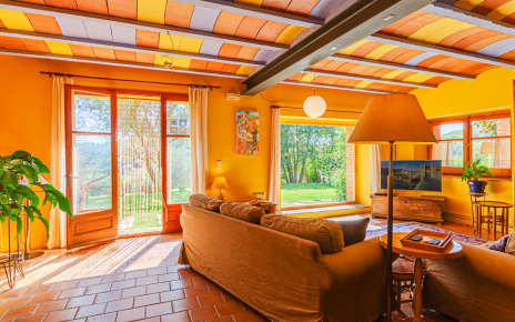 Sala de estar con con vistas a los jardines