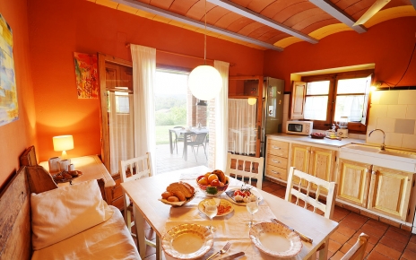 Cocina con puertas que dan a jardines