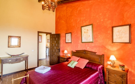 1 dormitorio tiene cama doble