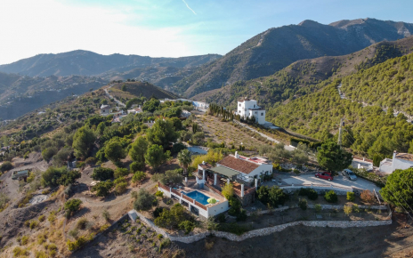 Enclave mágico de montaña con vistas al mar