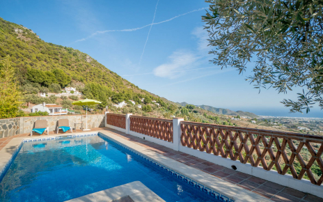 Piscina con vistas al mar