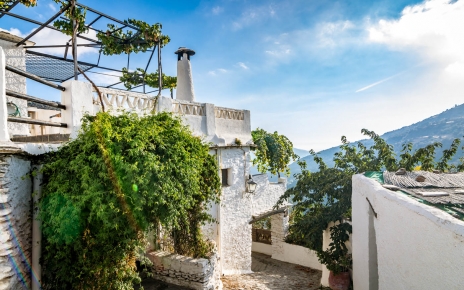Caminando desde la plaza principal hasta tu casita rural