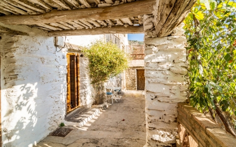 Ubicado en una calle sin salida en los barrios bajos de Bubion