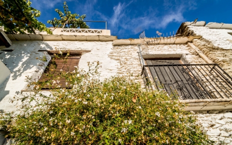 En una calle tranquila del pueblo de Bubión