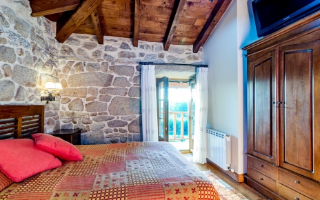 Habitación con cama doble y balcón.