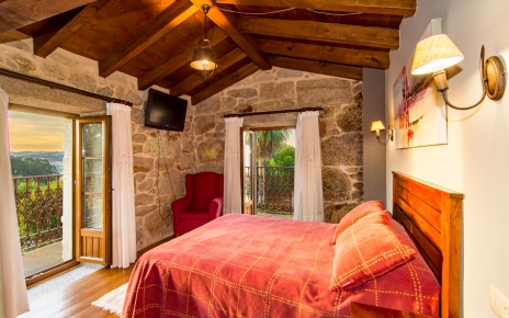 Habitación con cama doble y hermosas vistas