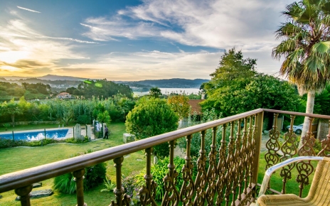 Relájese en el balcón con impresionantes vistas de la costa.