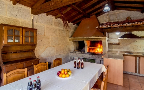 Casa de verano incluye barbacoa y cocina.