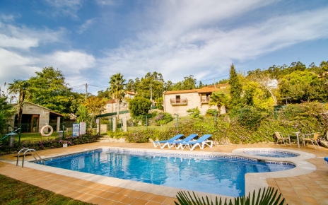 Piscina con valla, incluye cocina de verano a la izquierda