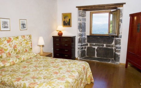 Double bedded room with superb mountain views